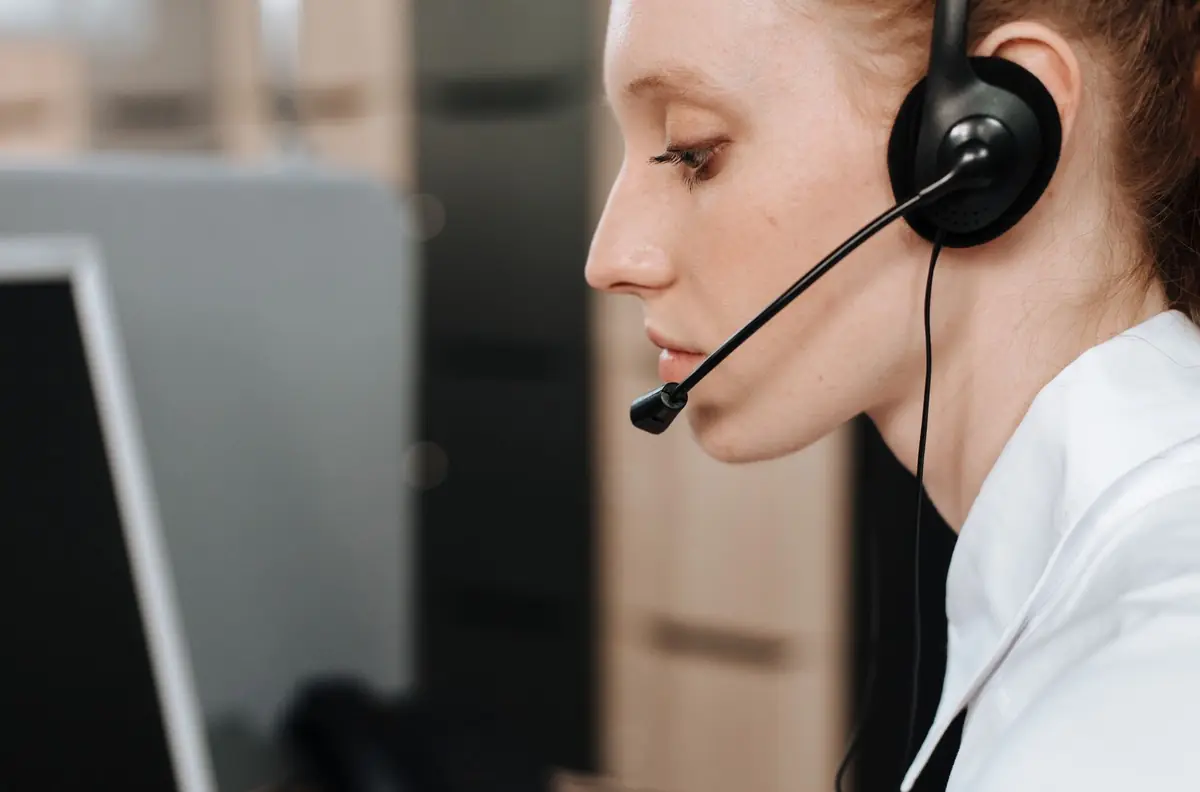 Atendente de headset trabalhando na mesa