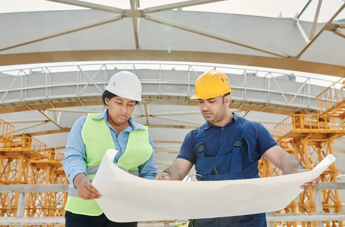 Dois engenheiros conferindo a planta numa obra