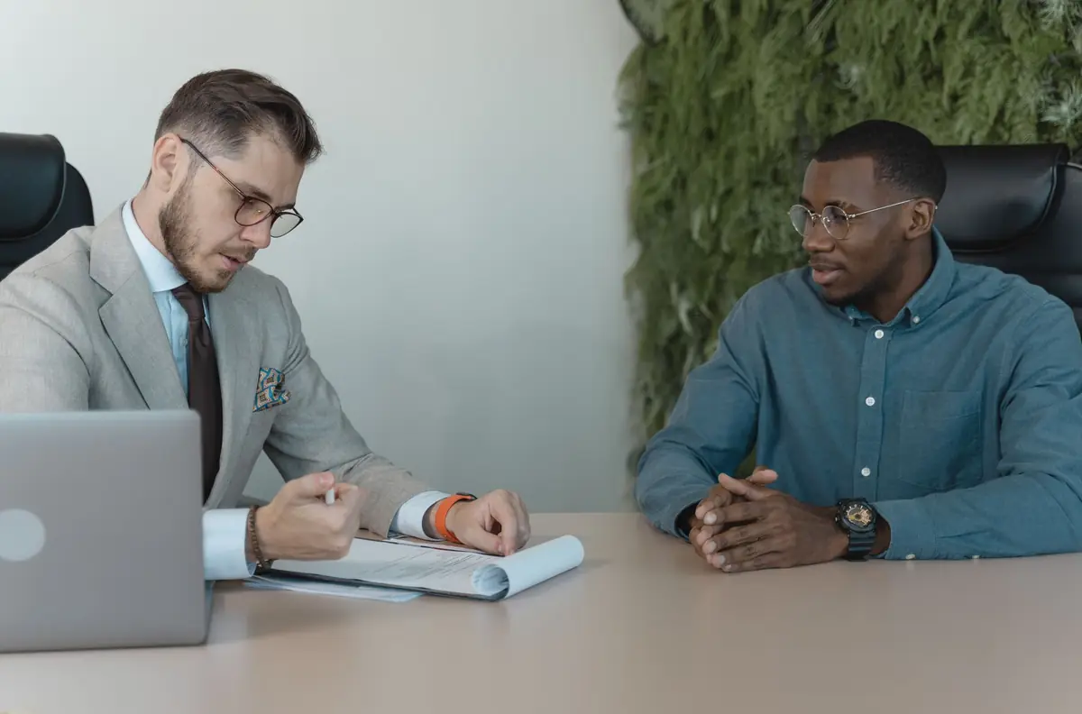Entrevista de trabalho entre duas pessoas num escritório